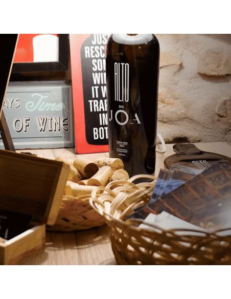 "Cena con Fado en la Bodega: Una noche de Vino, Gastronomía y Música"